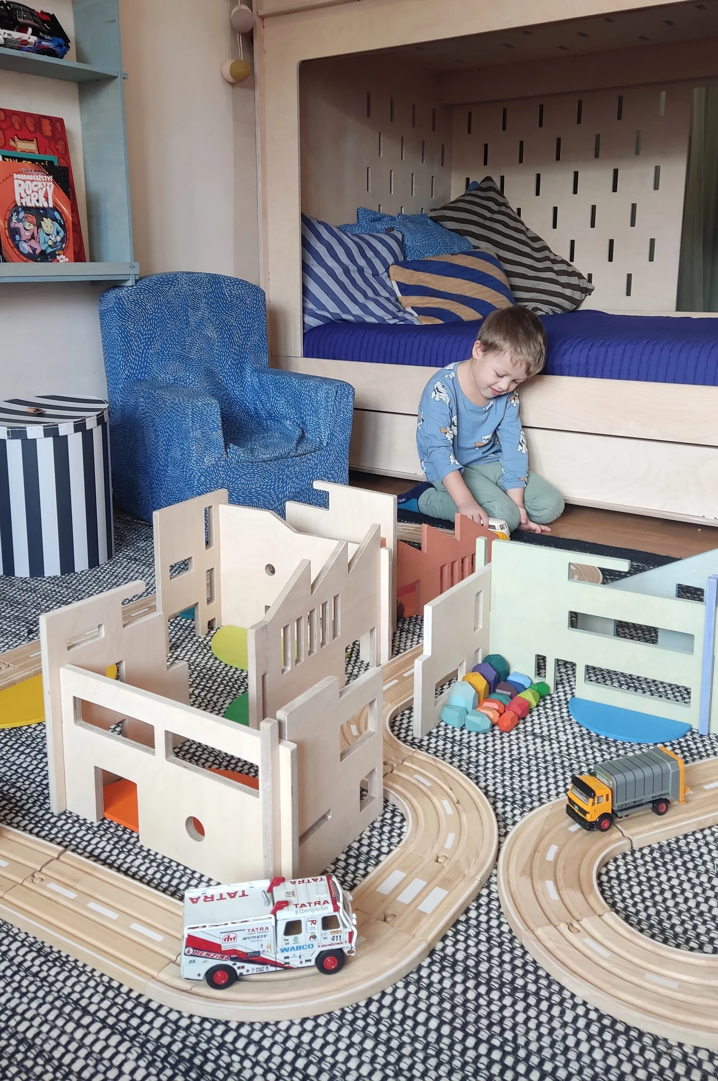 dřevěné hračky vláčkodráha návrh interiéru dětského pokoje montessori hračky minimalismus Play elements z březové překližky, funkcionalistické domy, produktový design, design nábytku mixmag. ing. arch. Pavla Tylichová