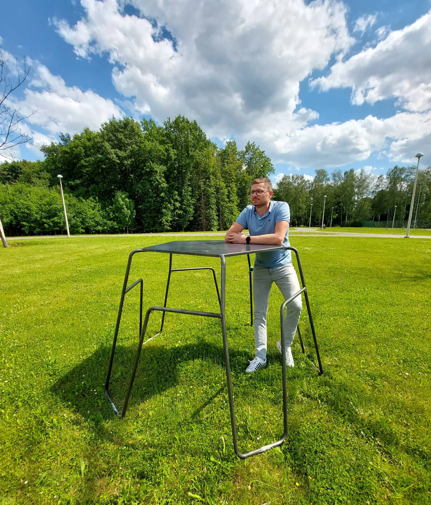 venkovní stoly vysoké s opěrem barové stoly stohovatelné na festivaly Muselet, městský mobiliář a venkovní nábytek, průmyslový a produktový design