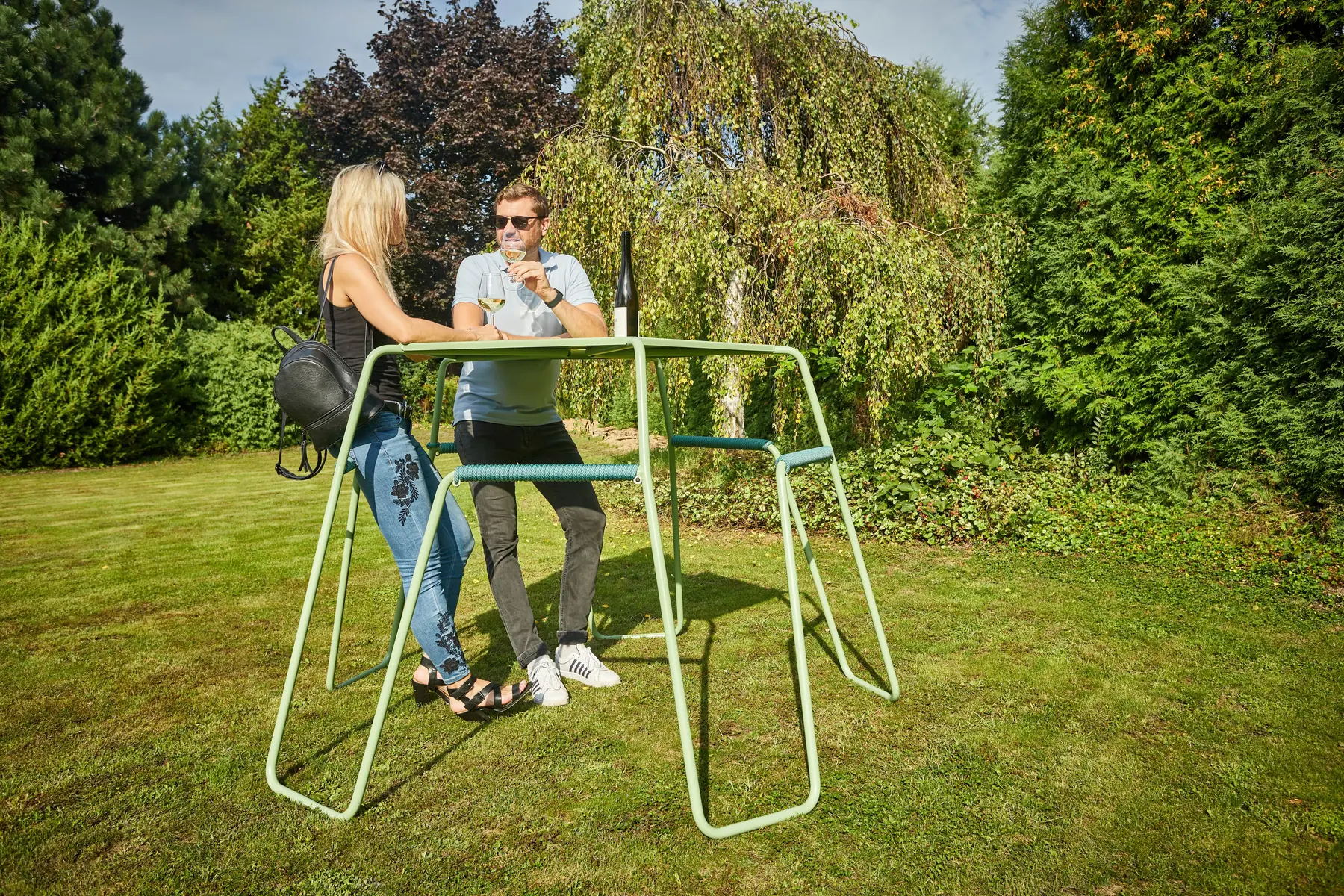 koktejlový stůl Muselet, Designblok Awards nominee 2023, městský mobiliář a venkovní nábytek, produktový design ing. arch. Pavla Tylichová