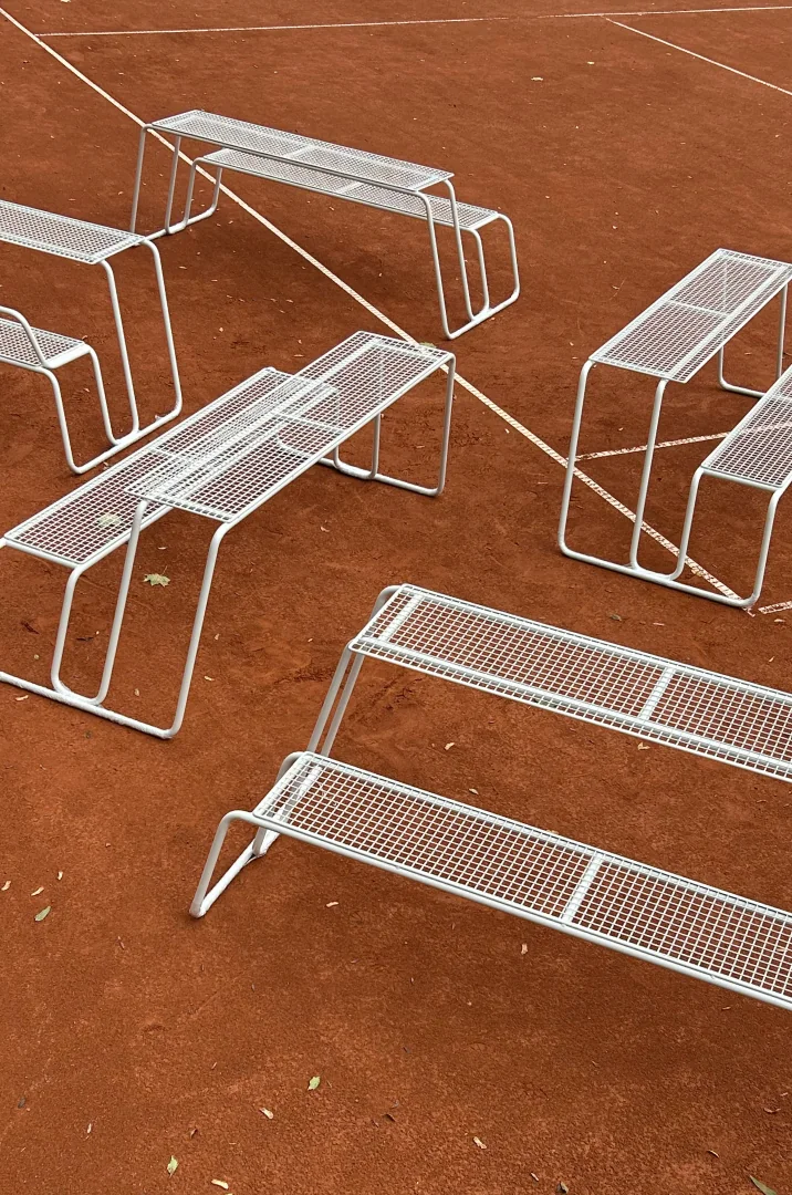 Line Grid piknikový stůl s celistvou deskou a sedáky z obou stran