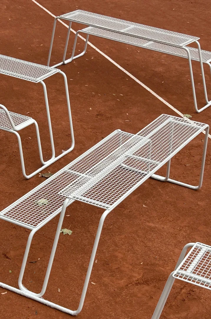 piknikový stůl Line Grid při společném stolování v trávě