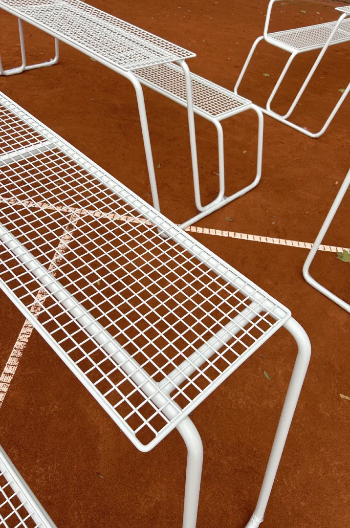 Line Grid detail konstrukce a celistvé stolové desky na antukovém hřišti