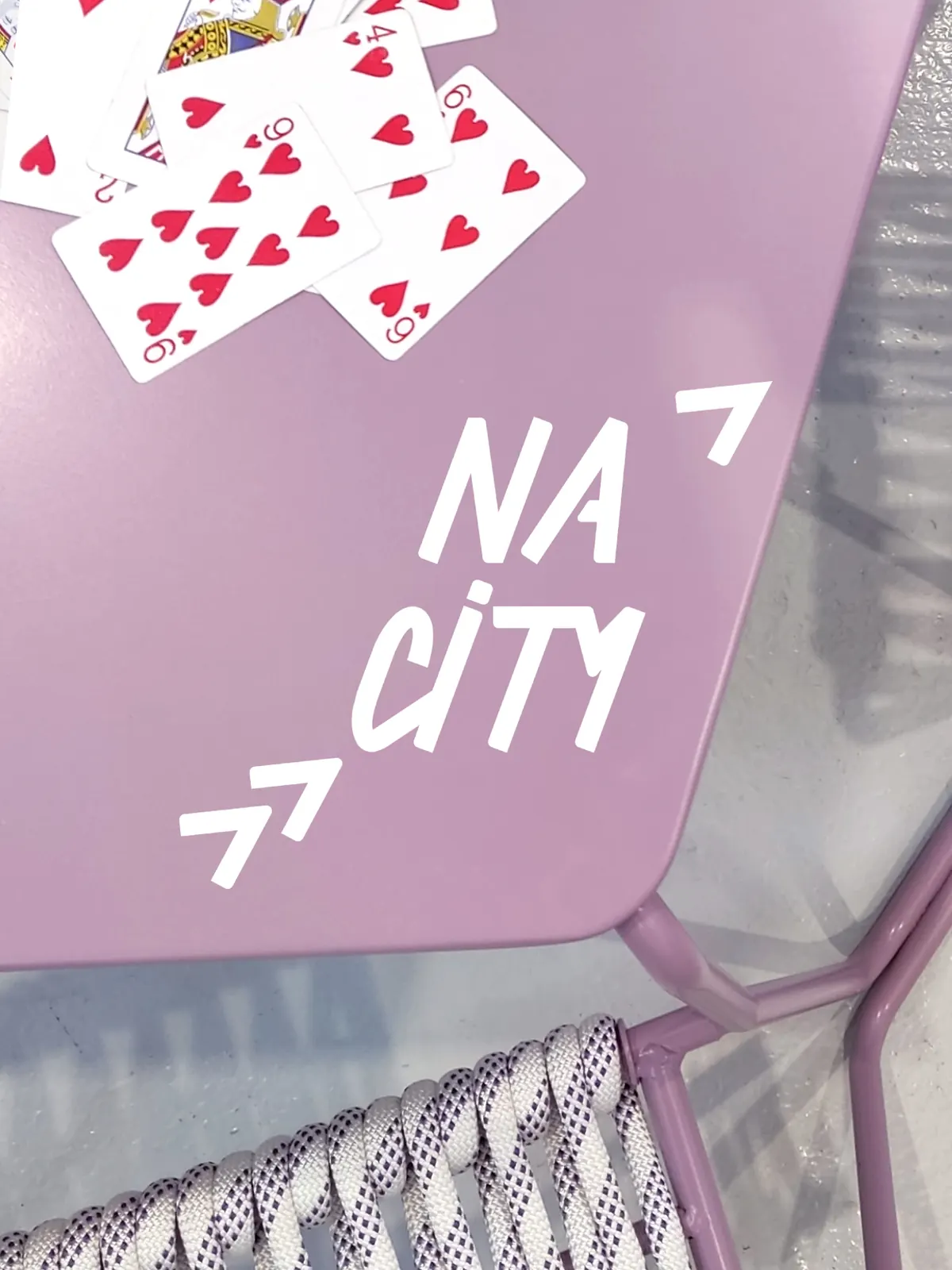 grafika Nacity na růžovém stole