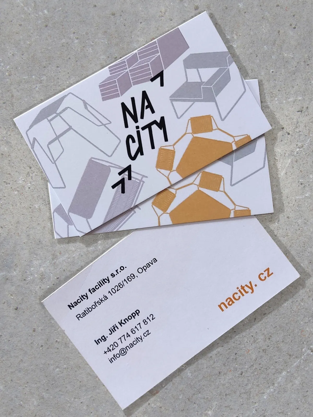 vizitky Nacity s logem a produktovou grafikou