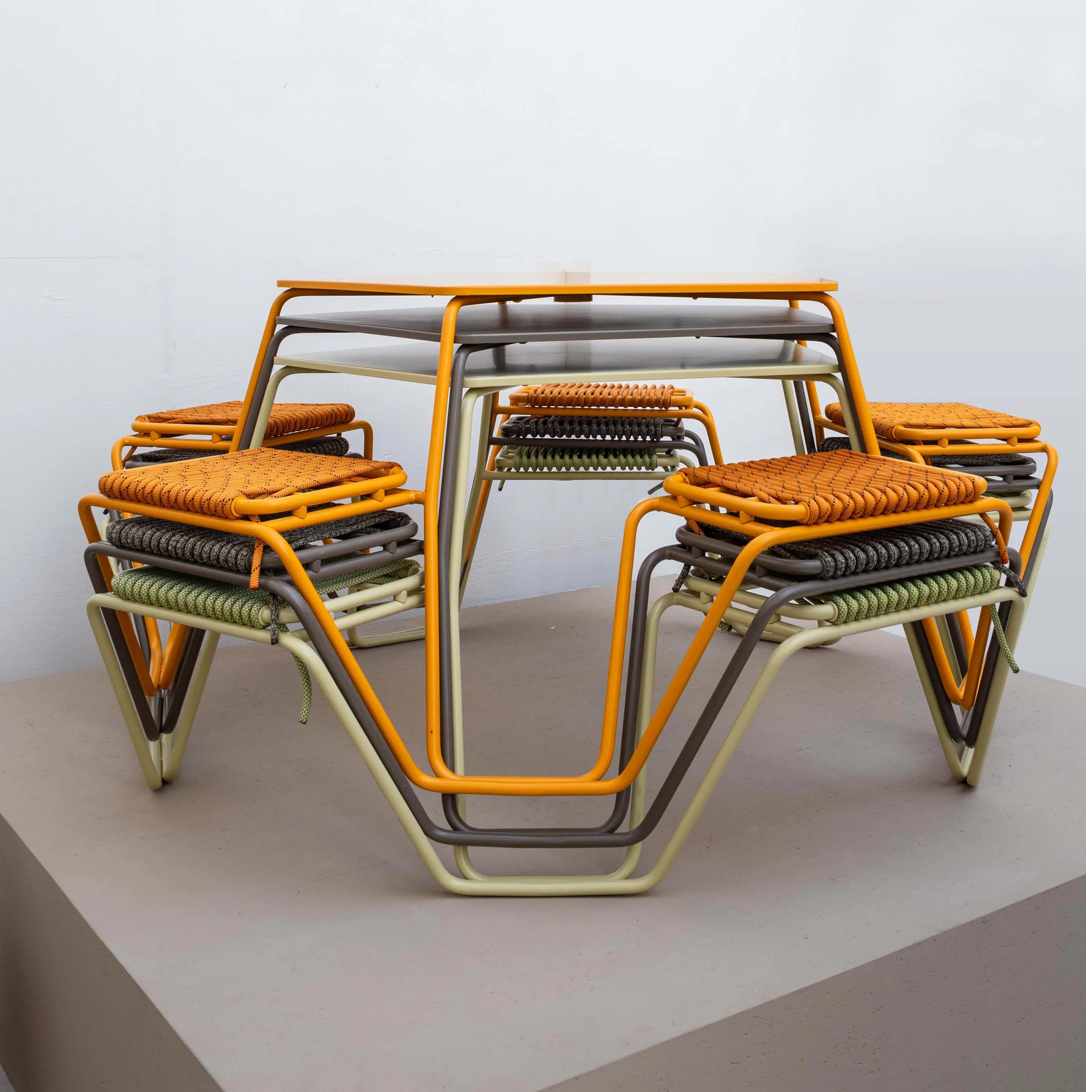 stohovatelné piknikové stoly z ocelové trubkové konstrukce design ing. arch. Pavla Tylichová