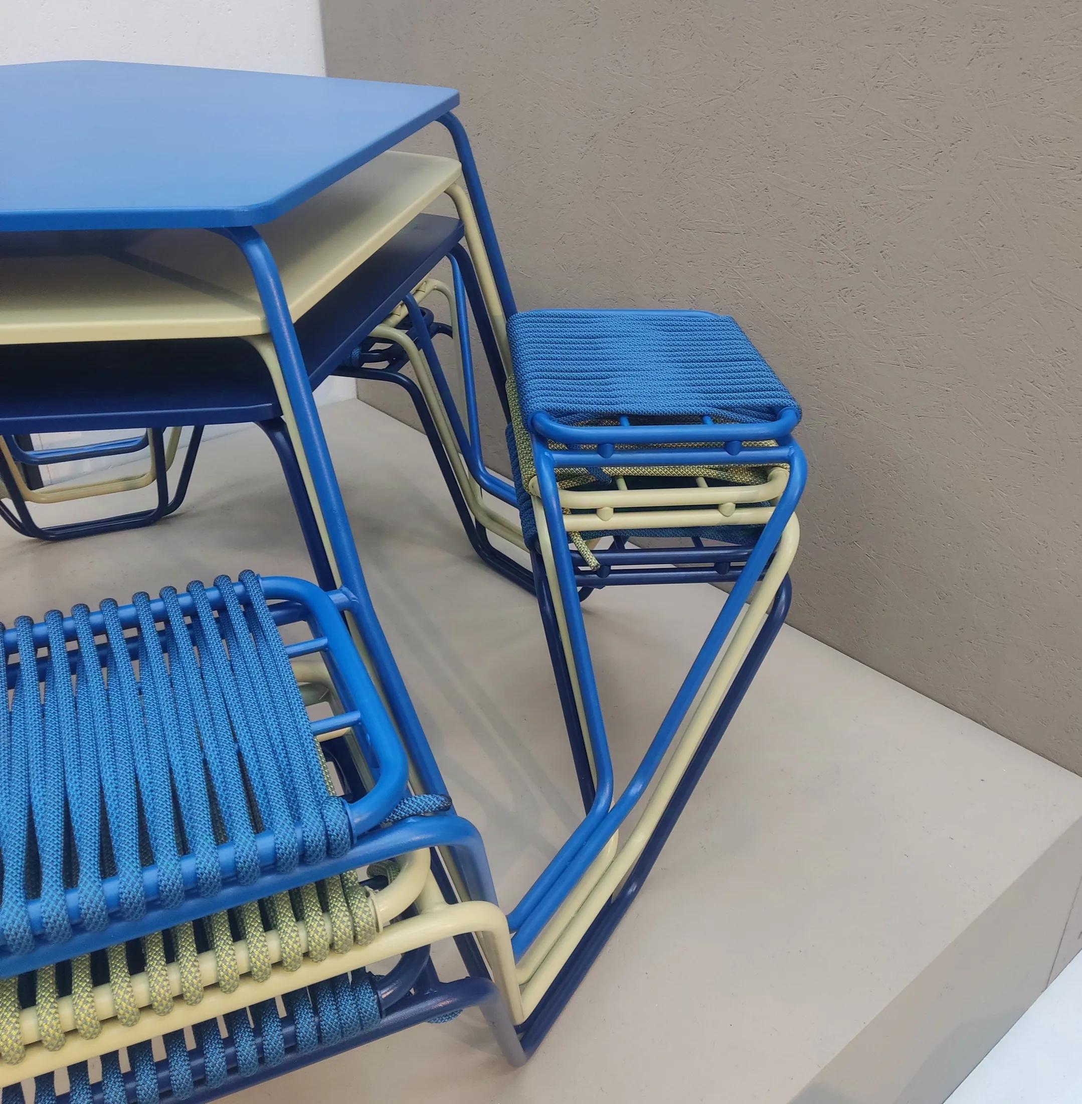 stohovatelný piknikový stůl s lanovým výpletem sedáků. design ing. arch. Pavla Tylichová