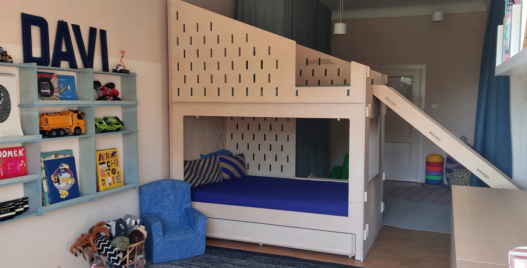 design minimalistického nábytku do dětského pokoje patrová postel s klouzačkami a závěsný regál mixmag ing. arch. Pavla Tylichová