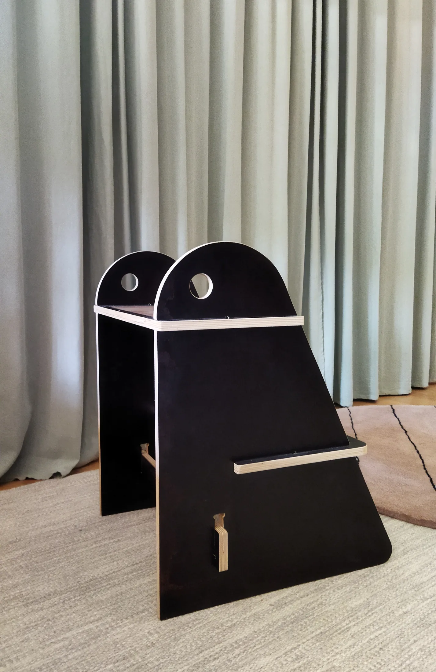 návrh nábytku, minimalistický design, stolička a schůdky ghost mixmag studio